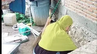 Pemasangan lampu di halaman rumah