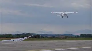 SEHENSWERT: Piper PA-18 zieht Hochzeits-Banner in die Luft