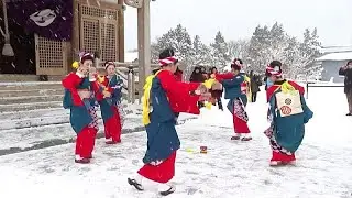 Japon : cérémonie traditionnelle de pilage du riz dans un village enneigé d'Aomori