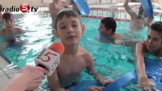 100 dzieci uczy się pływać