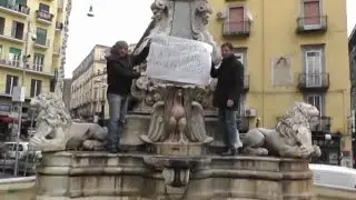 Napoli - Ripulita e di nuovo vandalizzata la Fontana di Monteoliveto (03.02.15)