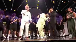 daddy yankee - felicita a jmalvin y le da el premio mundial incre&iacute;ble la humildad  😱😱😱🔥🙏🙏🙏