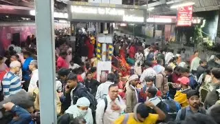 रेलवे स्टेशन मुंबई प्लेटफार्म पर भीड़