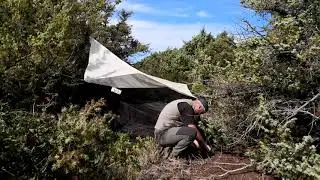 La Plan&egrave;te Revisit&eacute;e en Corse. Pose d'une tente malaise (timelapse), 2020 (2)