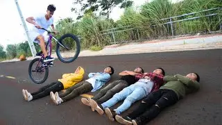 ELE TENTOU PULAR O MÁXIMO DE PESSOAS DE BIKE, MAS… 😳