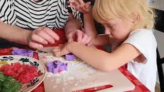 Oma's bak en kook les. Koekjes bakken (deel 2) vormpjes maken.