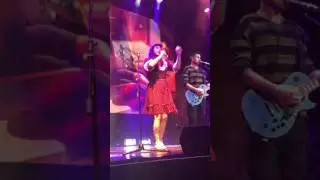 Fotografìa en vivo (Juanes feat. Mon Laferte) showcase 2017