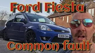Снятие капота Ford Fiesta, простое решение распространённой неисправности (идиот в своём гараже)
