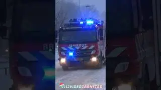 [Hevige Sneeuwval] #Brandweer en #Ambulance met spoed naar een reanimatie in Zaandam! #firefighter