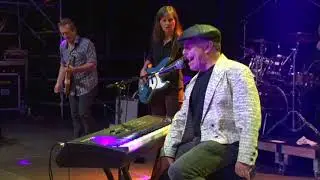 Dave Keyes Band performs 