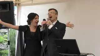 Lara Perugini ed Alessandro Errigo cantano Al buio sto sognando durante la festa d