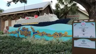 Árvores de Natal do Disney Springs durante o dia 