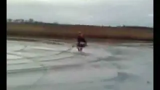 Sjoerd aan het driften op mooi stukje ijs