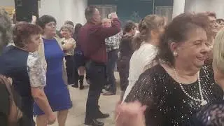 31 012026 Biała Rawska - Stoi Andzia w ogrodzie i Kapelą Staręgów