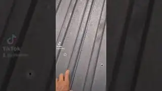 вариант крепления профнастила на плоскую крышу, чтобы не попала вода.