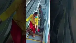 Bhat Bhateni Jannu Agadi Escalator Ma Kasari Chadhne Sikherah Aaunu Natra Yestai hola ni#shorts
