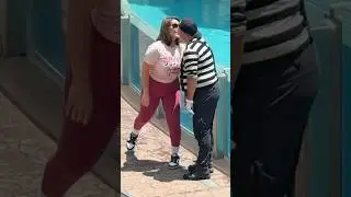 She said call me 🤙🏻😹 Tom the mime SeaWorld #seaworldmime #funny #comedy #viralvideo #viralshorts