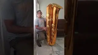 Sax Octa Contra Baixo tocado na comunhão