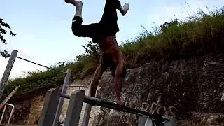 TESTING my dislocated SHOULDER. ( one arm handstands)