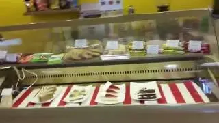 Базиллион. Вход, ресепшен, бар, зона отдыха и игровые автоматы.