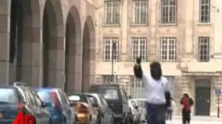 Raw Video: Londoners Race in Great Gorilla Run