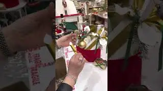 Confezione panettone e bottiglia decori con la carta