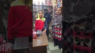 दुकान में 2 लड़के आते है । ब+च्चे को बोलते है छत से कबूतर पकड़ना है । मना किया तो मोबाईल उठाकर भागे ।