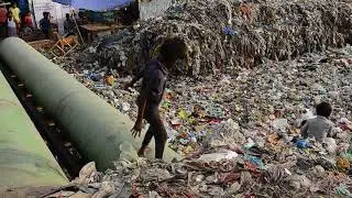 India, un oceano di plastica tra le baraccopoli di Delhi
