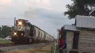 NS G61 heads back towards Macon with NS 5622 leading