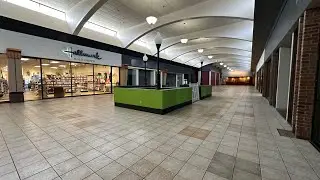 Торговый центр Iowa City Marketplace (Айова-Сити, штат Айова) &mdash; разделён пополам.