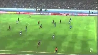Gran pase del Kun y disparo desviado de T&eacute;vez