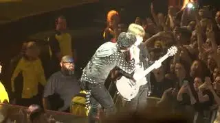 Fan plays guitar with Green Day @ Leeds First Direct Arena 05/02/17
