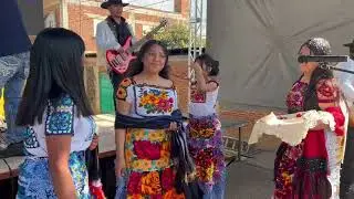 Sabían que en la fiestas Michoacanas.  A las agrupaciones les obsequian regalos como servilletas. 