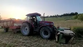 IHC Case Maxxum 5140 mit Frontm&auml;hwerk und Krone Ladewagen beim Gr&uuml;nfutter holen