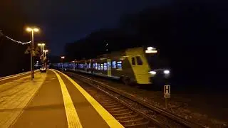 Ein FLIRT3 der nordbahn passiert den S-Bahn Haltepunkt Hamburg-Holstenstra&szlig;e
