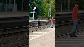 Immer diese kleinen Kinder 🙏 #gleisl&auml;ufer #bahnhof #gleise #zug #db