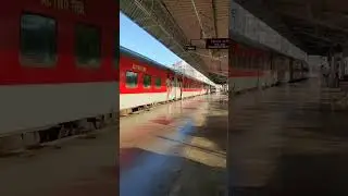 12115 SIDDHESHWAR express train Mumbai CST arriving solanpur railway station #trending #vlog