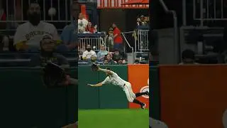 Bryan Reynolds with the outstanding catch 😮&zwj;💨