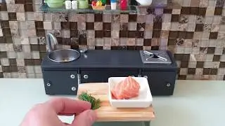 Mini food. Mini kitchen. Salmon cream.Real food. Cibo piccolo, cibo in miniatura. Мини кухня