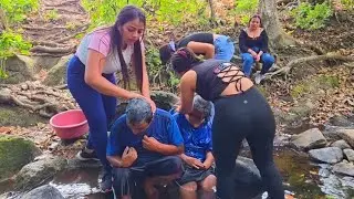 🔴😲Bañando a Marcelinito y Elenita /CHICAS SALVADOREÑAS