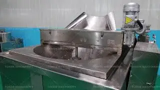 Potato chips frying machine with discharging system