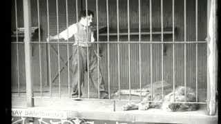 Descubra a genialidade de Charles Chaplin em tr&ecirc;s minutos de cinema mudo