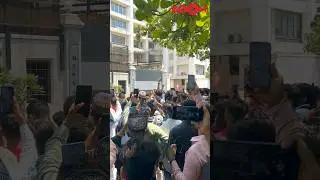Shah Rukh Khan fans gather OUTSIDE his house 'Mannat' on the occasion of Eid #shorts #shahrukh_khan