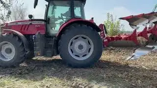 Masseyferguson 7715 S Alpler 5li 16 numara pulluk ile tarla s&uuml;rme işlemi yapıyor