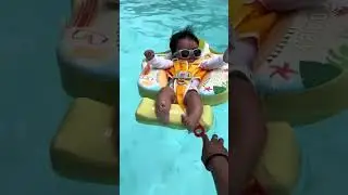 Baby&rsquo;s First Swim Lesson 🏊&zwj;♂️👶#mambobaby  #babyfloat  #safeswimming  #babysummer