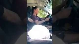 Щекочу свою девушку в автокафе😂 #Шорты
