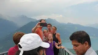 مدينة انترلاكن من قمة جبل هاردر كولم مواجه لجبال الألب سويسرا Interlaken in der Schweiz