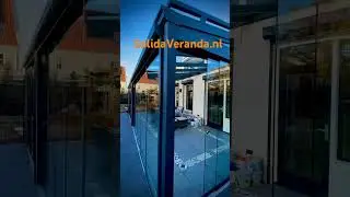 Complete tuinkamer voorzien van glazen schuifwanden, windvaste screens en een zonwering