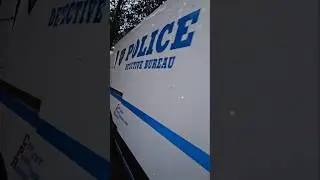 Командный автомобиль детективного бюро полиции Нью-Йорка замечен на 7-м участке в Нижнем Ист-Сайд...