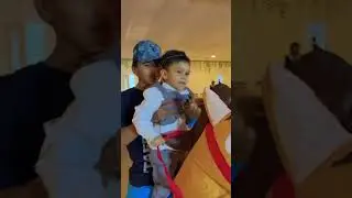 El ni&ntilde;o bien contento con su caballo al final de fiesta